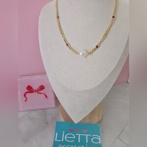 Elegant Gold and Pearl Necklace